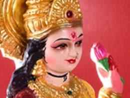 घर में चाहते हैं बरकत और लक्ष्मी माता की कृपा, तो तुलसी पर चढ़ाएं ये पांच शुभ चीजें, मिलेगी कामयाबी और घर आएगी सुख समृद्धि घर में चाहते हैं बरकत और लक्ष्मी माता की कृपा, तो तुलसी पर चढ़ाएं ये पांच शुभ चीजें, मिलेगी कामयाबी और घर आएगी सुख समृद्धि