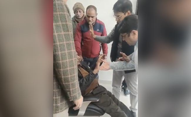 Watch Video : चंडीगढ़ के स्वास्थ्य सचिव ने सीपीआर देकर बचाई एक इंसान की जान