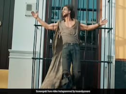 शाहरुख के 'पठान' के गानों पर चढ़ा सलमान खान का रंग, VIDEO देख फैन्स के बीच छिड़ी जंग! शाहरुख के 'पठान' के गानों पर चढ़ा सलमान खान का रंग, VIDEO देख फैन्स के बीच छिड़ी जंग!