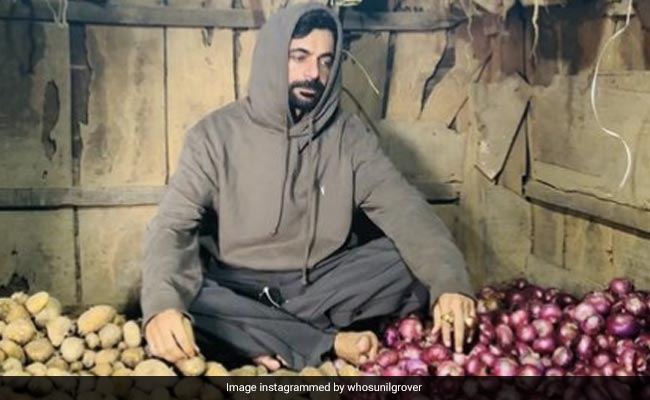 आलू प्याज बेचते दिखे सुनील ग्रोवर, PHOTO देख कर फैंस ने पूछा- एक्टिंग छोड़ दी क्या ? आलू प्याज बेचते दिखे सुनील ग्रोवर, PHOTO देख कर फैंस ने पूछा- एक्टिंग छोड़ दी क्या ?