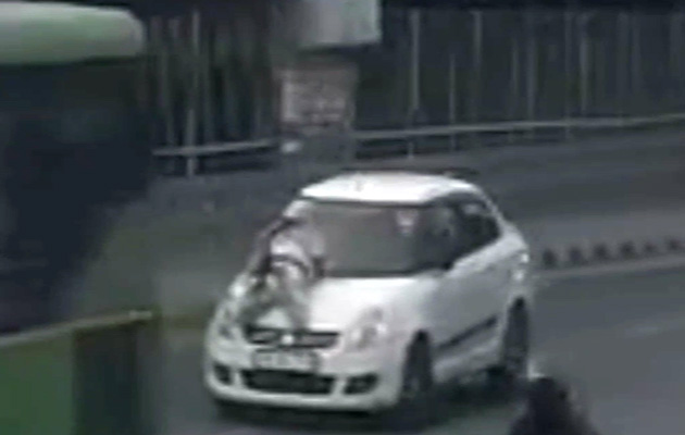 VIDEO : कार का हॉर्न बजाने पर मारपीट, बीच-बचाव करने आए शख्स को बोनट पर 500 मीटर तक घसीटा