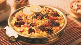 Biryani Recipe: वीकेंड को बनाना है खास तो इस बार बनाएं मोती बिरयानी, यहां देखें ये स्पेशल रेसिपी