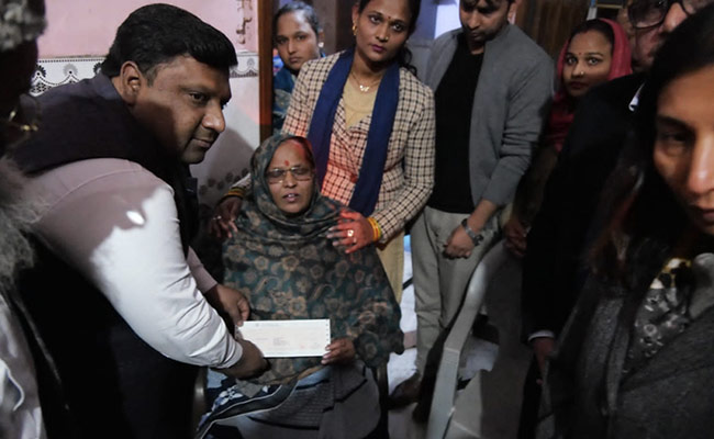 कोरोना काल में ड्यूटी के दौरान मारे गए पुलिस जवान के परिजनों को दिल्‍ली सरकार ने दी एक करोड़ रुपये की राशि