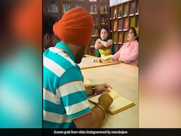 लाइब्रेरी में किताबें छोड़ इस पंजाबी मुंडे को निहारने लगी यह लड़की, लड़के का रिएक्शन देख बार-बार देखेंगे वीडियो लाइब्रेरी में किताबें छोड़ इस पंजाबी मुंडे को निहारने लगी यह लड़की, लड़के का रिएक्शन देख बार-बार देखेंगे वीडियो