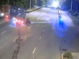सड़क पर तेज रफ्तार में आ रहा था ट्रक, मोड़ पर बाइक आ गई, बचाने के कारण हुआ एक्सीडेंट सड़क पर तेज रफ्तार में आ रहा था ट्रक, मोड़ पर बाइक आ गई, बचाने के कारण हुआ एक्सीडेंट