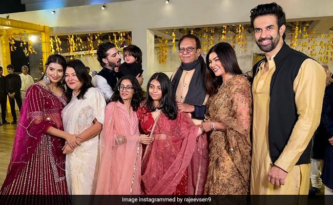 Sushmita Sen's Fam-Jam Pic Also Features Ex-Boyfriend Rohman Shawl