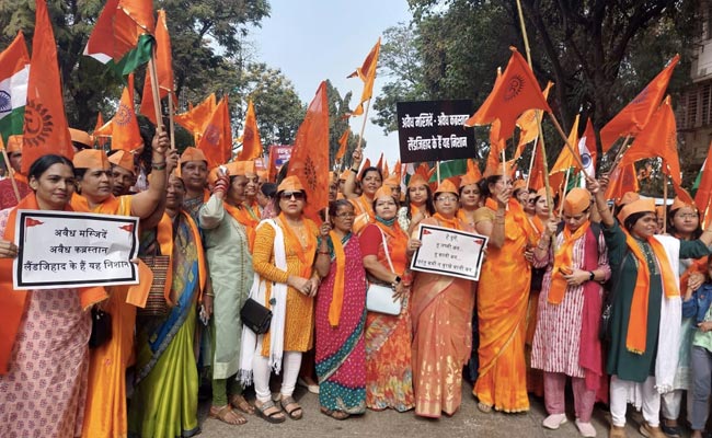 मुंबई : दादर शिवाजी पार्क में विशाल हिंदू जन आक्रोश मोर्चा का आयोजन