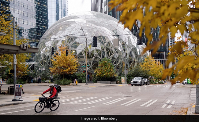 On LinkedIn, Amazon Employees Post They Want New Jobs, Bosses Are Aware