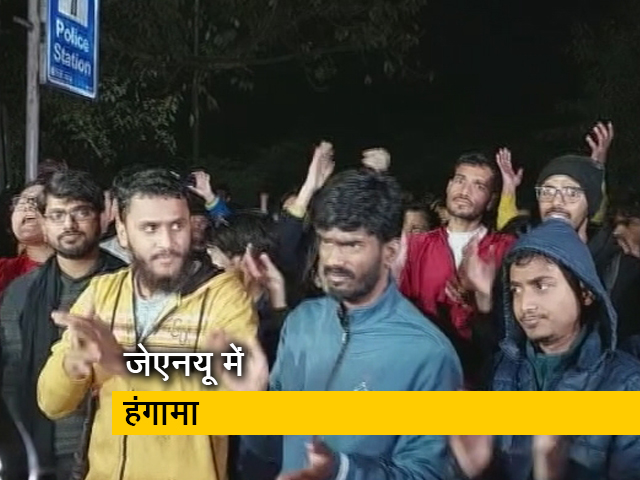 जेएनयू में विवादित डॉक्यूमेंट्री को लेकर हंगामा, प्रशासन ने काटे इंटरनेट और लाइट