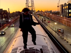 चलती ट्रेन की छत पर कमर मटाकाते दिखे 2 शख्स, VIDEO देख यूजर्स ने लिया आड़े हाथ