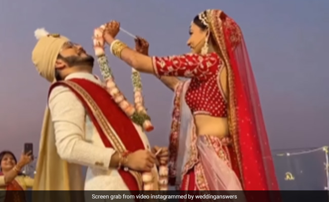 दूल्हे ने वरमाला पहनने से किया इनकार, दूल्हन के सामने रख दी अजीबो गरीब शर्त, VIDEO देख कर लोग हुए हैरान