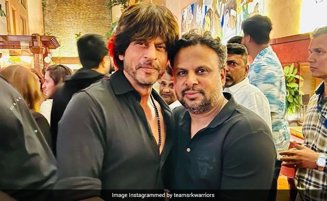'पठान' की स्क्रीनिंग में ऑल ब्लैक लुक में पहुंचे SRK और John, दीपिका का दिखा ग्लैमरस अंदाज 'पठान' की स्क्रीनिंग में ऑल ब्लैक लुक में पहुंचे SRK और John, दीपिका का दिखा ग्लैमरस अंदाज