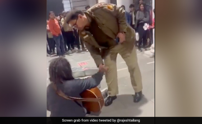 "What's Wrong In Playing Guitar?": Cop Stops Man's Street Performance, Internet Divided