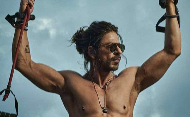 Shah Rukh Khan's Typically-SRK Reply To Twitter Question On His <i>Pathaan</i> Abs