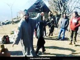 75 साल बाद कश्मीर के इस गांव में बिजली आई तो नाचने लगे लोग, कहा- शुक्रिया भारत सरकार! 75 साल बाद कश्मीर के इस गांव में बिजली आई तो नाचने लगे लोग, कहा- शुक्रिया भारत सरकार!