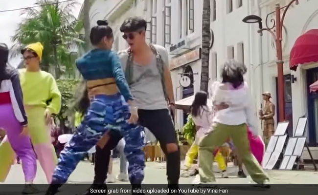 Watch: Indonesian Dance Group Recreates '<i>Jhoome Jo Pathaan</i>' Song, Internet Reacts