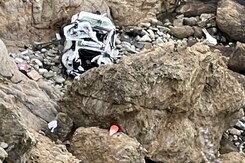 पत्नी और दो बच्चों के साथ सवार होकर भारतीय मूल के शख्स ने टेस्ला कार को चट्टान से गिराया, केस दर्ज पत्नी और दो बच्चों के साथ सवार होकर भारतीय मूल के शख्स ने टेस्ला कार को चट्टान से गिराया, केस दर्ज