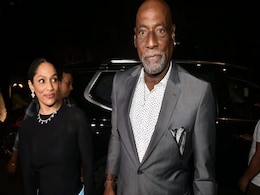 VIDEO: मसाबा गुप्ता ने शादी के बाद फैमिली और दोस्तों के साथ की पार्टी, पापा विव रिचर्ड्स के साथ जम कर दी पोज VIDEO: मसाबा गुप्ता ने शादी के बाद फैमिली और दोस्तों के साथ की पार्टी, पापा विव रिचर्ड्स के साथ जम कर दी पोज