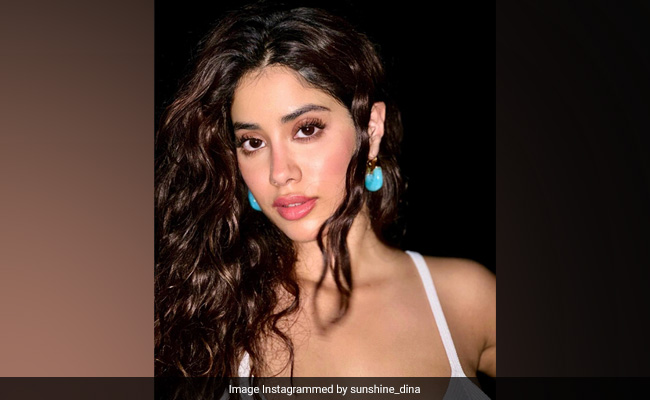 The Latest "Shower Makeup" Beauty Trend Is The Best Way To Up Your Ultra-Glam Quotient