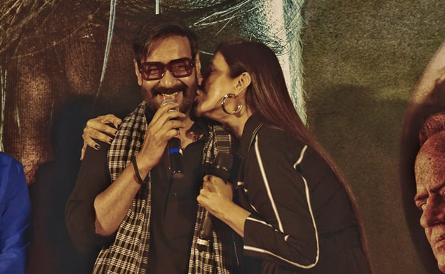 What's Making Ajay Devgn So Happy? "Fantastic" Advance Bookings For Shah Rukh Khan's <i>Pathaan</i>