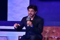 "Red Chillies Eatery": SRK Jokes About His Alternate Career "Red Chillies Eatery": SRK Jokes About His Alternate Career