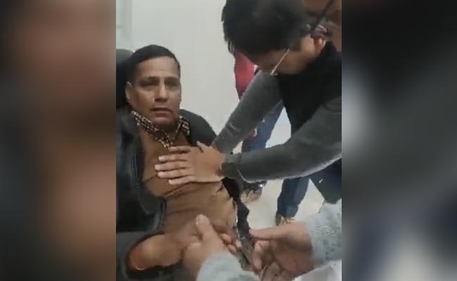 शख्स को हार्ट अटैक आया तो IAS ने CPR देकर जान बचाई, यूज़र्स बोले- बस इसलिए पढ़ना है!