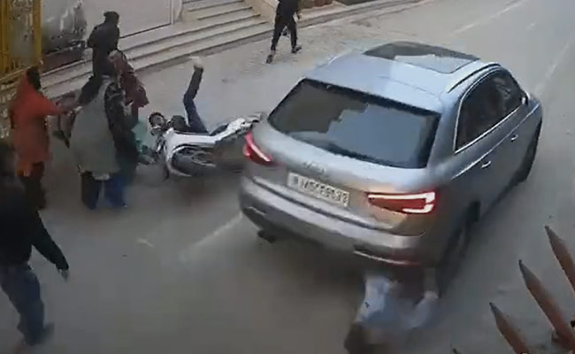 ग़ाज़ियाबाद के वसुंधरा में झगड़ा सुलझाने पहुंची ऑडी कार ने एक को कुचला, कई को मारी टक्‍कर - जानें पूरा मामला