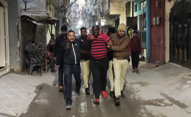 Huge Mob Attacks Delhi Cops After 3 Nigerians Detained For Overstaying