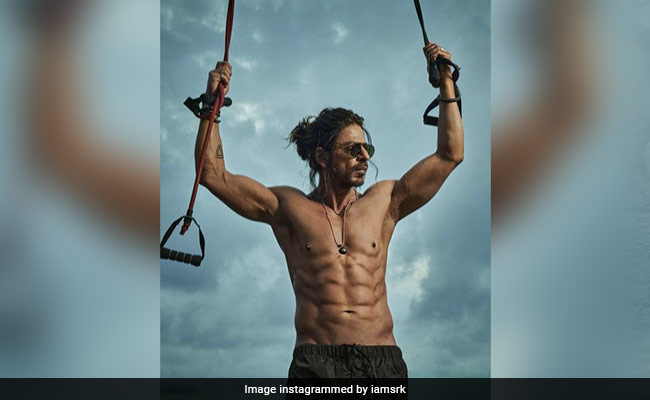 शाहरुख खान से फैन ने 'गब्बर' के अंदाज में पूछा- 'सांबा कितने एब्स थे?' किंग खान बोले- 'खामियां तो बहुत हैं सरकार...'