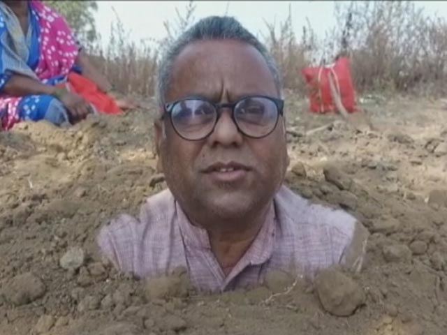 In Unique Protest, Maharashtra Farmer Buries Himself In Mud