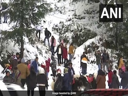 बर्फ से ढके शिमला में पर्यटकों की संख्या बढ़ी, होटलों के 70 प्रतिशत कमरे भरे बर्फ से ढके शिमला में पर्यटकों की संख्या बढ़ी, होटलों के 70 प्रतिशत कमरे भरे