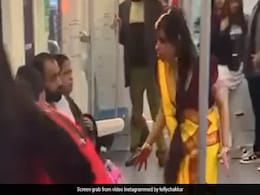 मंजुलिका बनकर मेट्रो में घुस गई लड़की, करने लगी अजीबोगरीब हरकतें, Video को लेकर अब सामने आई ये सच्चाई मंजुलिका बनकर मेट्रो में घुस गई लड़की, करने लगी अजीबोगरीब हरकतें, Video को लेकर अब सामने आई ये सच्चाई