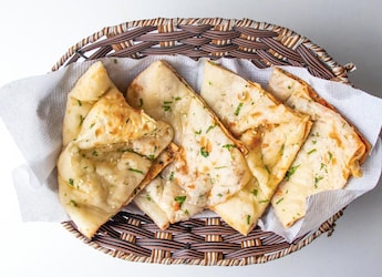 Make This Lip-Smacking Chilli Cheese Naan For An Indulgent Weekend Meal Make This Lip-Smacking Chilli Cheese Naan For An Indulgent Weekend Meal