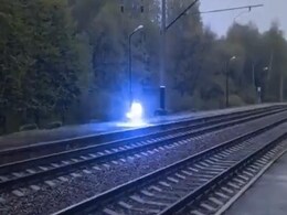 रेलवे ट्रैक पर इंसानों की तरह दिखी रहस्यमयी लाइट, 20 मिलियन लोगों ने देखा वीडियो, क्या आपको पता है इसकी सच्चाई? रेलवे ट्रैक पर इंसानों की तरह दिखी रहस्यमयी लाइट, 20 मिलियन लोगों ने देखा वीडियो, क्या आपको पता है इसकी सच्चाई?