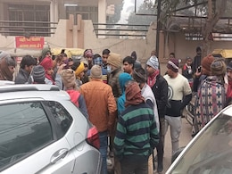 गाजियाबाद में ऑटो चालक की मौत के बाद हंगामा, साथियों ने पुलिस पर पिटाई का लगाया आरोप गाजियाबाद में ऑटो चालक की मौत के बाद हंगामा, साथियों ने पुलिस पर पिटाई का लगाया आरोप