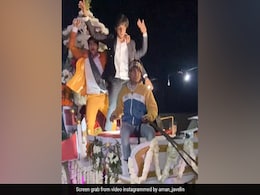 दोस्तों ने बग्गी पर चढ़कर किया खतरनाक डांस, उछल-उछलकर दूल्हे का हुआ बुरा हाल, Video देख भड़के लोग, बोले- शर्म करो दोस्तों ने बग्गी पर चढ़कर किया खतरनाक डांस, उछल-उछलकर दूल्हे का हुआ बुरा हाल, Video देख भड़के लोग, बोले- शर्म करो