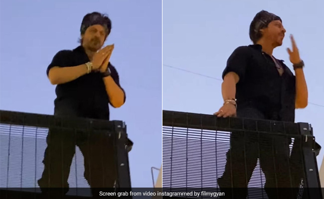 'पठान' की रिलीज के बाद शाहरुख खान ने फैन्स को पहली बार दिए दीदार, मन्नत की बालकनी से यूं लुटाया फैन्स पर प्यार