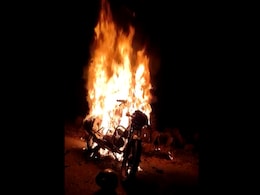 यूपी: शराबियों से रास्ता मांगने पर युवक के साथ मारपीट, बाइक में भी लगाई आग यूपी: शराबियों से रास्ता मांगने पर युवक के साथ मारपीट, बाइक में भी लगाई आग