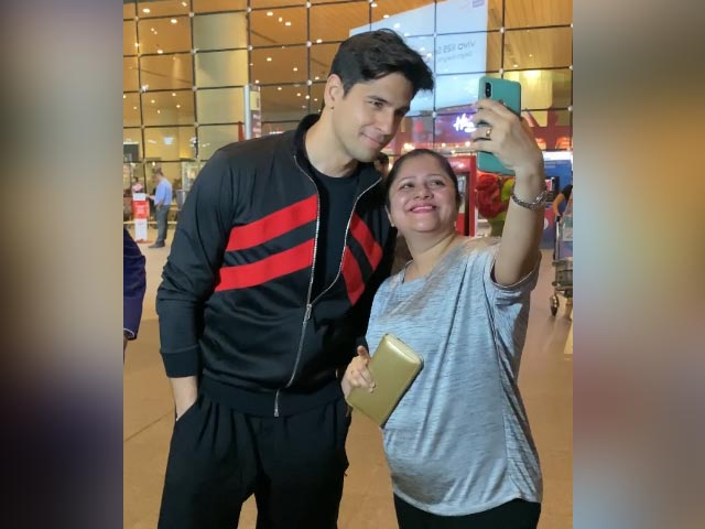 Sidharth Malhotra Clicks Selfies With Fans At The Airport