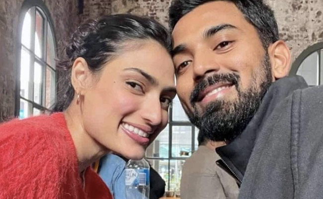 KL Rahul-Athiya Shetty Wedding: सज गया मंडप हो गई तैयारी! इस डिजाइनर की ड्रेस में नजर आएगा कपल, पत्तों पर सर्व होगा खाना KL Rahul-Athiya Shetty Wedding: सज गया मंडप हो गई तैयारी! इस डिजाइनर की ड्रेस में नजर आएगा कपल, पत्तों पर सर्व होगा खाना