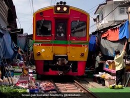 Viral Video:  थाइलैंड में रेलवे ट्रैक पर बना है ये अनोखा मार्केट, ट्रेन आने पर होता है ऐसा हाल Viral Video:  थाइलैंड में रेलवे ट्रैक पर बना है ये अनोखा मार्केट, ट्रेन आने पर होता है ऐसा हाल