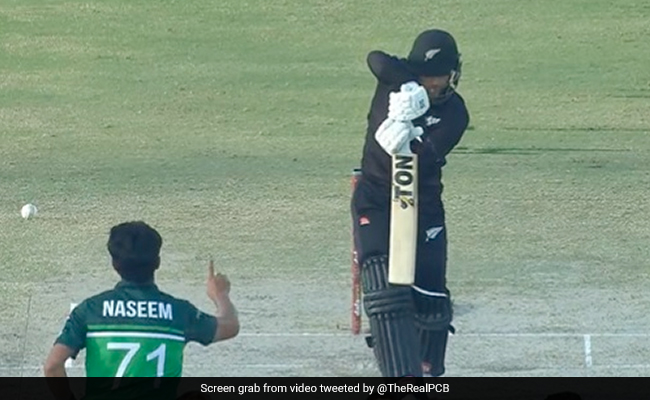 Video: कॉन्वे को 'फुटबॉल' दिख रही थी गेंद, तभी नसीम शाह ने बुलेट की रफ्तार से Ball फेंककर उखाड़ा स्टंप, बैटर पोज मारता रह गया