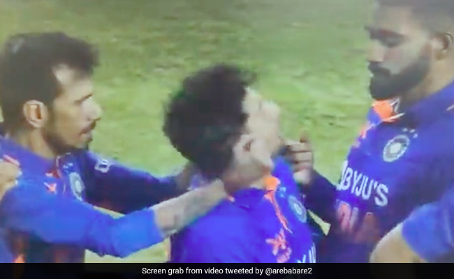 युजवेंद्र चहल ने सरे आम कुलदीप यादव की पकड़ी कान, '18 महीने बाद दिखा ‘KulCha’ का याराना- Video