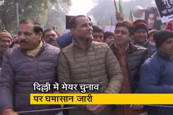BJP मुख्यालय पर AAP का हल्ला बोल, केजरीवाल के घर के बाहर बीजेपी का प्रदर्शन BJP मुख्यालय पर AAP का हल्ला बोल, केजरीवाल के घर के बाहर बीजेपी का प्रदर्शन