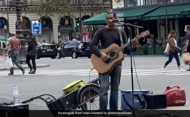 Watch: Street Performer Singing Lata Mangeshkar's 'Ajeeb Dastan' In Paris Wows Internet