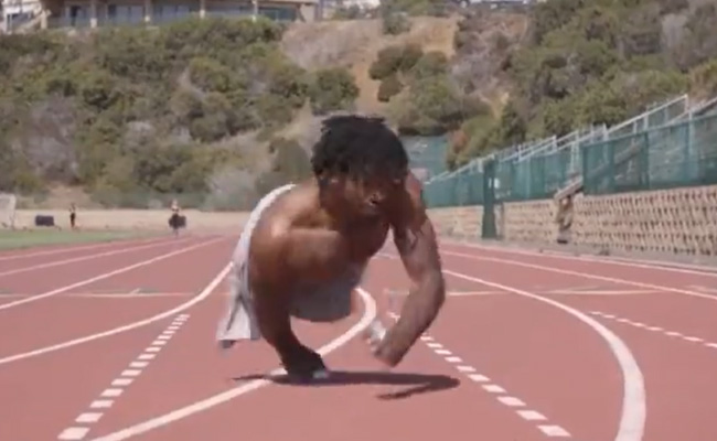 दोनों पैर नहीं है तो हाथों से दौड़कर Guinness World Records में दर्ज़ किया अपना नाम, देखें वीडियो