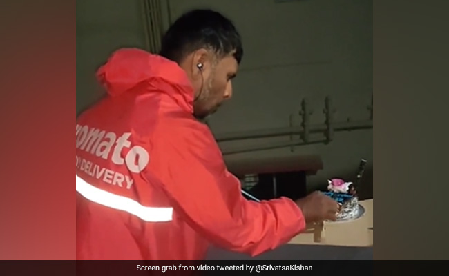 Watch: Friends Celebrating New Year Ask Zomato Delivery Agent To Join Them, Cut Cake