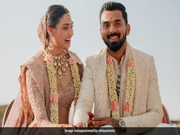 Athiya Shetty और KL Rahul का वेडिंग लुक रहा सबसे हटकर, 10,000 घंटों में बनकर तैयार हुआ आथिया का लहंगा  Athiya Shetty और KL Rahul का वेडिंग लुक रहा सबसे हटकर, 10,000 घंटों में बनकर तैयार हुआ आथिया का लहंगा