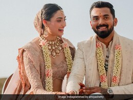 KL Rahul Athiya Shetty: बड्या क्रिकेटपटूच्या घरी पाळणा हलला! अथिया शेट्टी- केएल राहुल झाले आईबाबा KL Rahul Athiya Shetty: बड्या क्रिकेटपटूच्या घरी पाळणा हलला! अथिया शेट्टी- केएल राहुल झाले आईबाबा