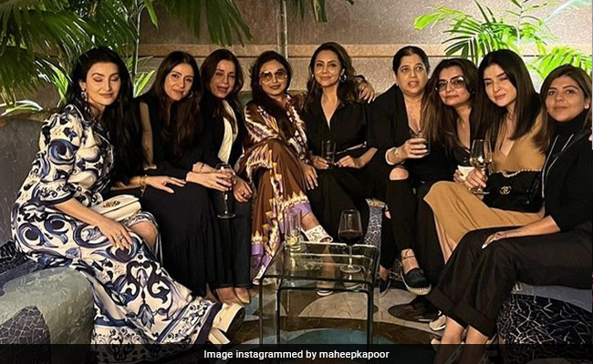 Gauri-Suhana Khan, Rani Mukerji, Maheep Kapoor And Others Had This Much Fun At <i>Pathaan</i> Screening